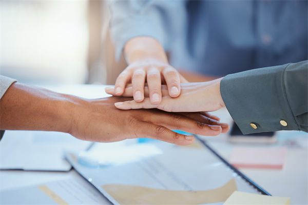 跨文化管理對(duì)企業(yè)全球化戰(zhàn)略實(shí)施的影響及應(yīng)對(duì)策略？