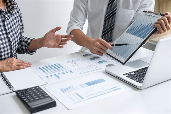 在滾動預(yù)算模式下，如何確保預(yù)算的連續(xù)性和前瞻性？