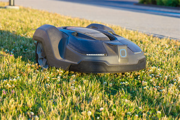 國產(chǎn)割草機(jī)器人走俏海外，企業(yè)數(shù)字化有何啟示？