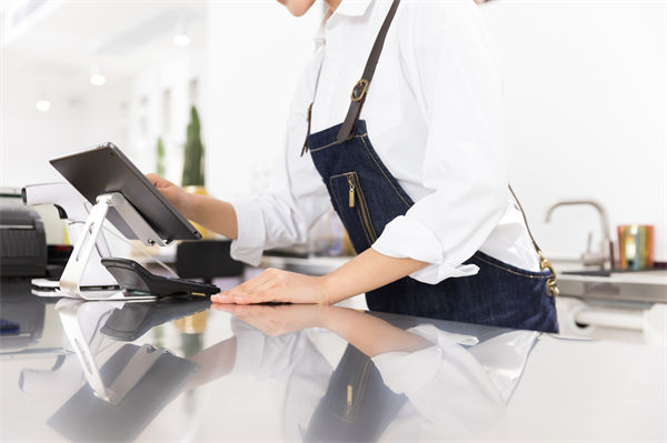 29歲女演員回應(yīng)在餐廳當(dāng)服務(wù)員，人力資源怎么看？