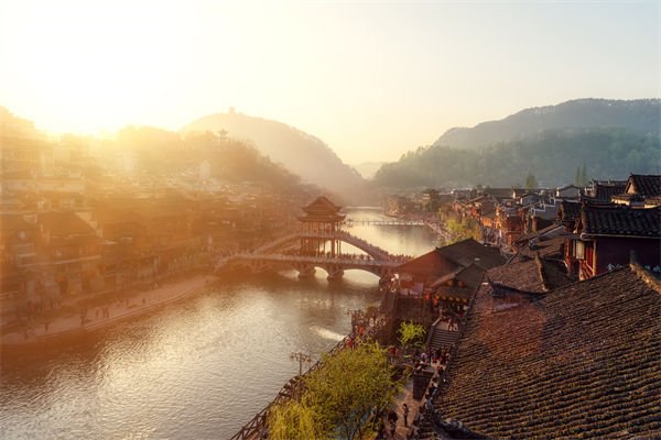 戰(zhàn)略規(guī)劃分析：村民不滿古鎮(zhèn)收門票，指引游客逃票