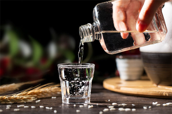 白酒遇冷，集體“降度”，關(guān)聯(lián)企業(yè)有何營銷啟示？