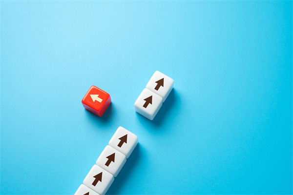 青島一環(huán)衛(wèi)工將垃圾掃進(jìn)大海被開(kāi)除