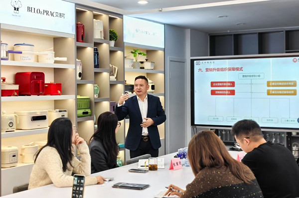 正睿營(yíng)銷(xiāo)事業(yè)部總經(jīng)理李國(guó)平老師致辭